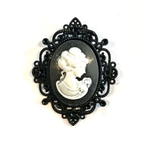 Steampunk Kamee Cato ist eine schwarz-weisse Damenkamee (30 cm x 40 cm) als Kettenanhänger in einem schwarzen Blumen-Rahmen. Gothic pur!