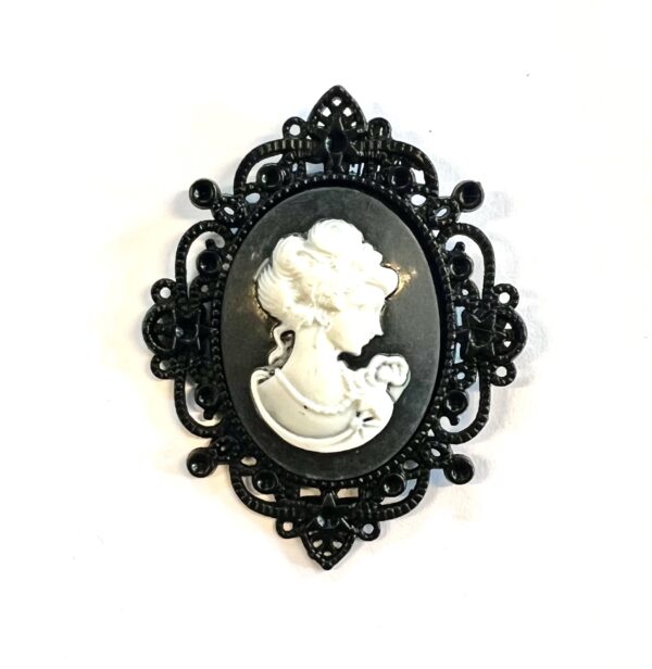 Steampunk Kamee Cato ist eine schwarz-weisse Damenkamee (30 cm x 40 cm) als Kettenanhänger in einem schwarzen Blumen-Rahmen. Gothic pur!